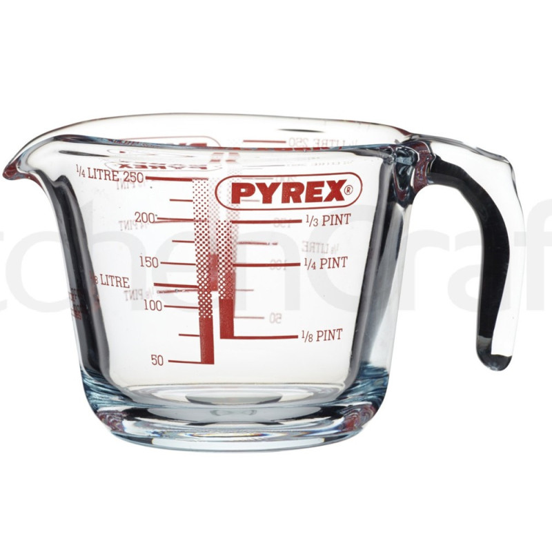 Målebæger i glas fra Pyrex. Målebæger i glas fra Pyrex.