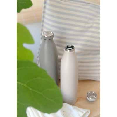 Aya & Ida drikkeflaske i farven beige. 750 ml.