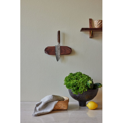 Knivmagnet i mørkt træ.