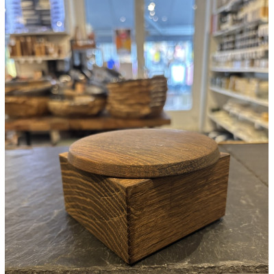 Saltkar med låg i egetræ.