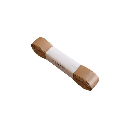 All by Voss beige silkebånd.