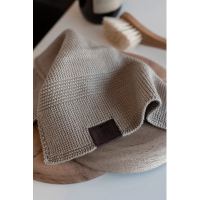 By Lohn strikket karklud i beige.