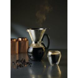 Slow coffee kande med kaffefilter.