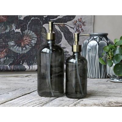 Sæbedispenser i mørkt glas med pumpe.