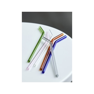 Farvet sugerør i glas.