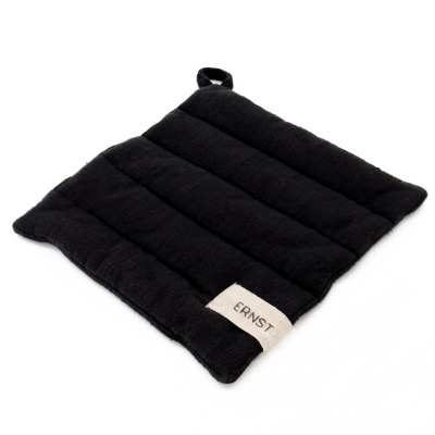 Ernst sorte grydelapper.