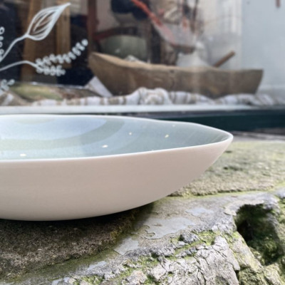 Håndlavet pastatallerken i hvid eller turkis keramik fra Jars.