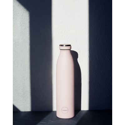 Aya og Ida drikkedunk i lyserød.