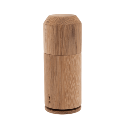 Saltkværn eller peberkværn i egetræ.