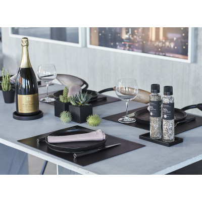 sej design dækkeservietter i sort gummi. Firkantet