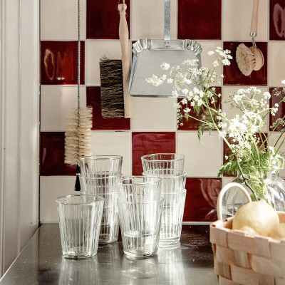 Smukke vandglas og drikkeglas med slibninger.