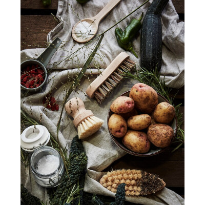 Grøntsagsbørste i træ med naturbørster.