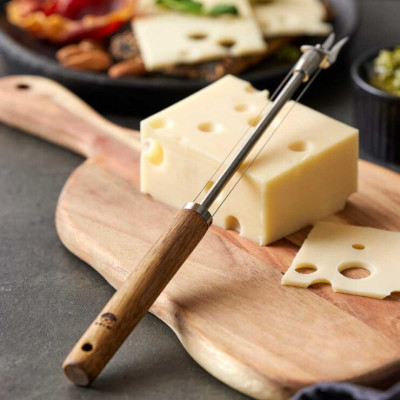 Osteskærer med træhåndtag og streng.