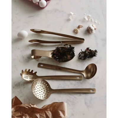 Tang i guldfarvet stål.