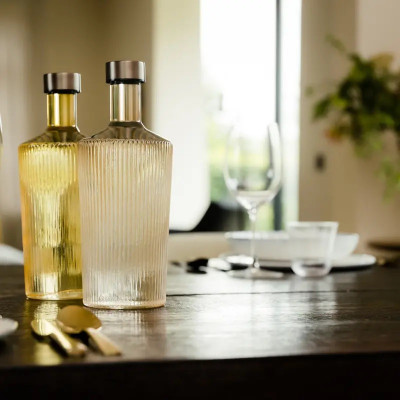 Paveau vandflaske i glas med låg i den gule farve Cable.