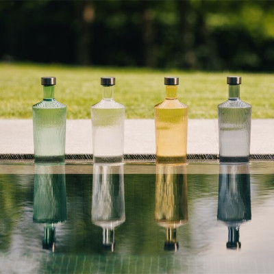 Paveau vandflaske i glas med låg i klart glas i farven White Haven.