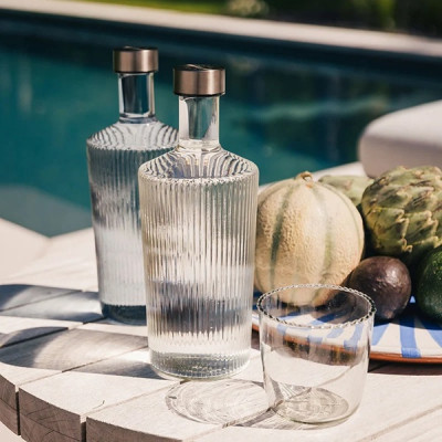 Paveau vandflaske i glas med låg i klart glas i farven White Haven.