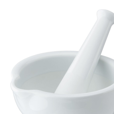 morter i hvid stentøj