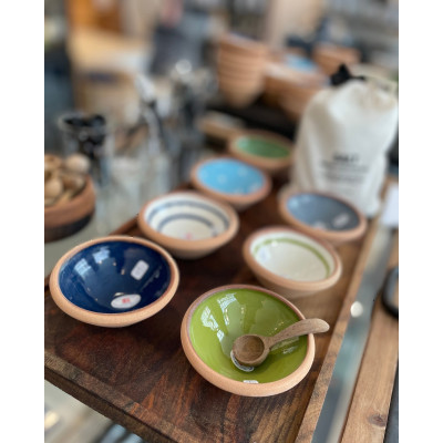 Saltkar eller soyaskål i ler.