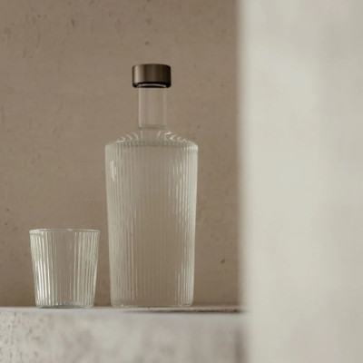 Paveau mundblæste glas med riller i farven White Heaven.