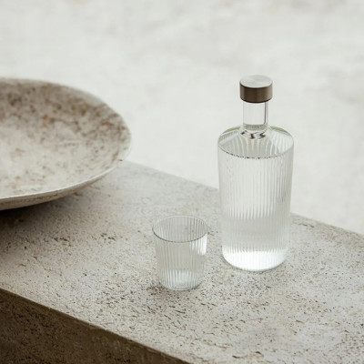 Paveau mundblæste glas med riller i farven White Heaven.