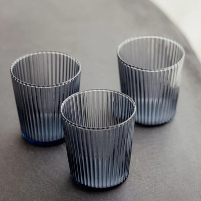 Paveau glas med riller i farven Twilight gråblå.