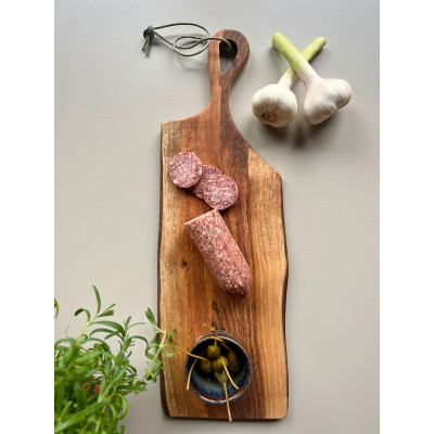 tapasbræt i mørkt træ.