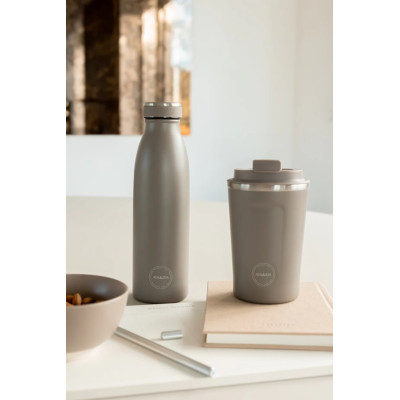 Aya og Ida drikkedunk.