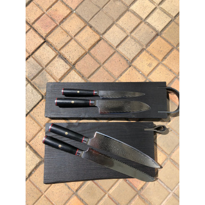 Japansk brødkniv med mange lag stål.