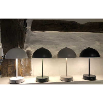 Genopladelig LED bordlampe. Sand.