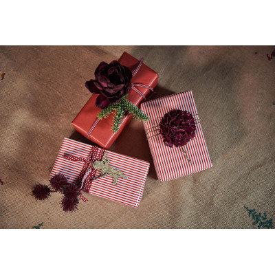 Gavepapir med røde striber