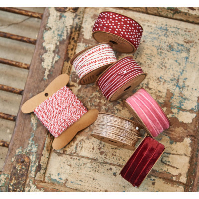 Gavebånd i rødt velour.