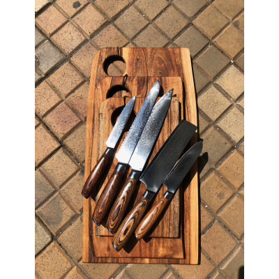 Kokkekniv med mange lag stål smedet i Damaskus stål efter gamle japanske traditioner.