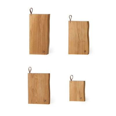 Skærebræt i egetræ med læder håndtag.