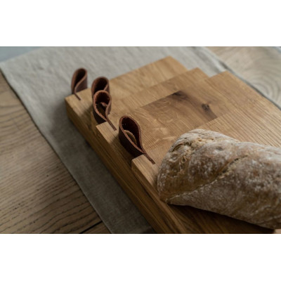 Skærebræt i egetræ med læder detalje