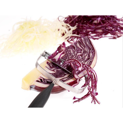 Grøntsagsskræller og kålsnitter i et.