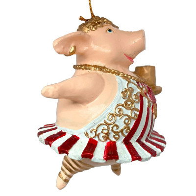 Gris med hat og fin kjole. Håndlavet julepynt.