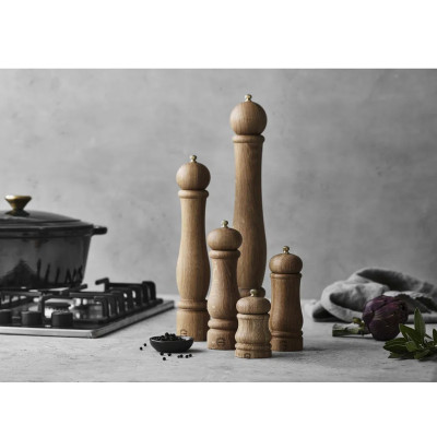 Peberkværn og saltkværn i smukt træ og flot design.